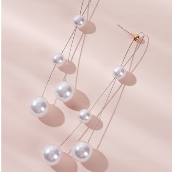 ⚡️STUNNING ⚡️FAUX PEARL EARRINGS- Earring - Picture 4 of 6